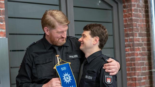 Bild: ARD/Cornelia Klein 500. gemeinsame Schicht - ein Grund zum Feiern für Hannes Krabbe (Marc Zwinz) und Daniel Schirmer (Sven Fricke)