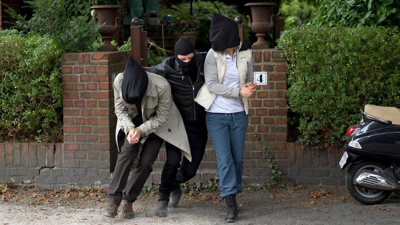 Als besonderen Kick hat Melanie Holthusen (Brigitte Zeh) für ihren Hochzeitstag eine Schein-Entführung bei Justin Ippen (Jonas Minthe) gebucht. Ihr Ehemann Peter Holthusen (Andreas Christ) macht widerwillig mit.