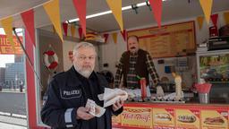Am Hot-Dog-Stand: Helmut Husmann (Torsten Münchow) ahnt schon, dass da etwas auf ihn zukommt (mit Komparse).