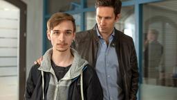 Anton Marchlewski (Niklas Post) scheint von seinem Freund Simon Heyer (Jonathan Müller) manipuliert zu werden.