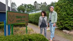 Auch viele Mitglieder des Tennisclubs, in dem Harry Möller (Maria Ketikidou) und Nils Sanchez (Enrique Fiß) ermitteln, halten sich der "Hamburger Elite" für zugehörig.