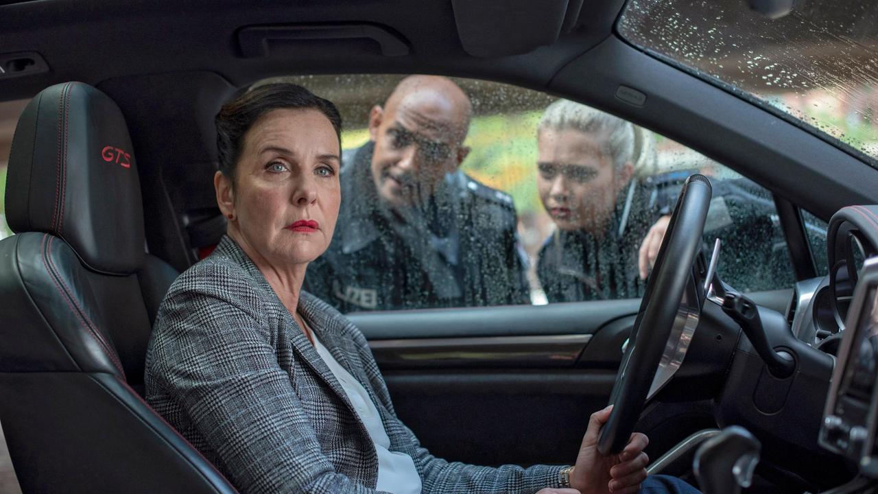 Beatrice von Stetten (Oda Thormeyer) steht mit ihrem SUV mitten unter einer Brücke und lässt sich auch von Jessy (Farina Flebbe) und Lukas (Patrick Abozen) nicht dazu bewegen, auszusteigen oder ihr Auto wegzufahren.