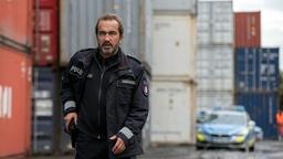 Bei der Verfolgungsjagd im Hamburger Containerhafen greift Paul Dänning (Jens Münchow) zur Waffe – mit dramatischen Folgen.