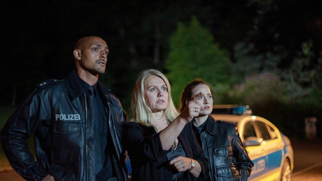 Bild: ARD/Thorsten Jander Bei Marie Helmers (Maike Bollow) ist eingebrochen worden. Sie erklärt Lukas Petersen (Patrick Abozen) und seiner Kollegin Nina Sieveking (Wanda Perdelwitz), was gestohlen wurde.