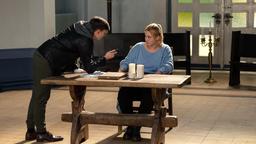 Beidseitige Bedrohung: Marko Bremer (Vincent zur Linden) nimmt Lisa Maric (Bineta Hansen) als Geisel, weil sie brisante Recherchen über seine Burschenschaft veröffentlichen will.