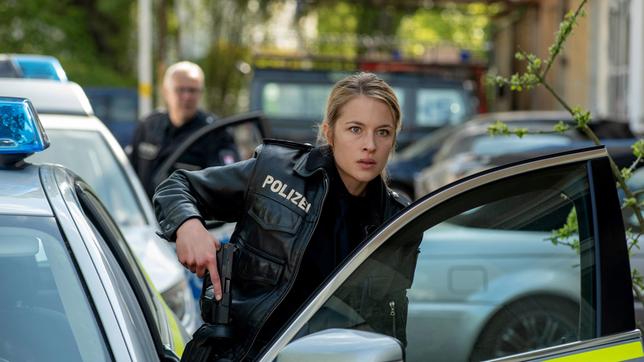 Bild: ARD/Thorsten Jander Bente Hinrichs (Sinha Melina Giercke) bei ihrem ersten Einsatz.