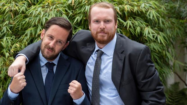 Bild: ARD/Thorsten Jander Bevor sie pleite gingen und obdachlos wurden, waren "Pille" (Marian Meder, links) und Jakob "Jacky" Lorbeer (Ole Fischer) erfolgreiche Geschäftsleute. Sie nannten sich "Die zwei Musketiere".