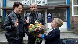 Blumen für Daniel Schirmer (Sven Fricke) und Lukas Petersen (Patrick Abozen). Die gewiefte Helga Künzler (ChrisTine Urspruch) versucht, die beiden Polizisten unter einem falschen Vorwand für ihre geschäftlichen Interessen einzuspannen.