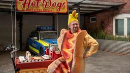 Bogdan Popesco (Benjamin-Lew Klon) freut sich, er hat sein gestohlenes Hotdog-Verkaufsfahrrad zurück.