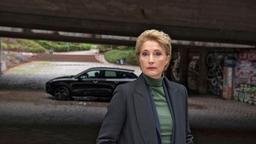 Bombenalarm: Frau Küppers (Saskia Fischer) geht auf Nummer Sicher: der Bereich um den SUV wird mit Polizeiband abgesperrt.