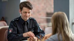 Daniel Schirmer (Sven Fricke) muss feststellen, dass ihm mit dem kleinen Mädchen (Marlene Helbig) eine echte Gegnerin am Schachbrett gegenübersitzt.