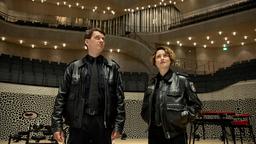 Daniel Schirmer (Sven Fricke) und Nina Sieveking (Wanda Perdelwitz) sind sichtlich beeindruckt vom großen Saal der Elbphilharmonie.