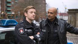 Das arrogante Verhalten des übereifrigen Polizeipraktikanten Casper Köster (Timur Bartels) kommt bei Lukas Petersen (Patrick Abozen) nicht gut an.