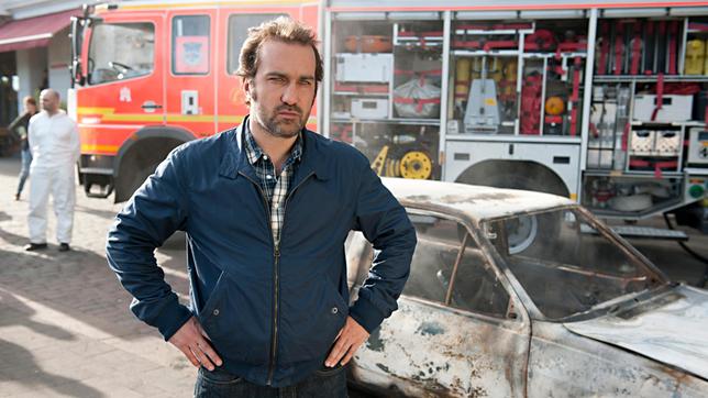 Bild: ARD/Thorsten Jander Großstadtrevier: Paul Dänning (Jens Münchow) vor seinem abgefackelten Auto.