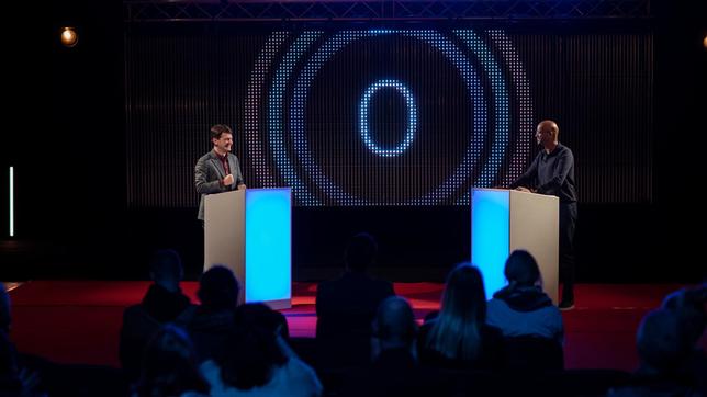 Bild: ARD/Thorsten Jander Das Spiel beginnt: Daniel Schirmer (Sven Fricke) stellt sich den Fragen von Moderator Yared Dibaba beim Quiz.