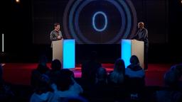 Das Spiel beginnt: Daniel Schirmer (Sven Fricke) stellt sich den Fragen von Moderator Yared Dibaba beim Quiz.