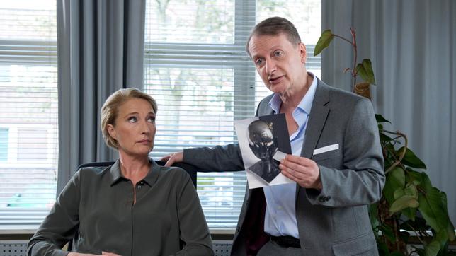 Bild: ARD/Thorsten Jander Der Wiener Kommissar Prechtl ((Heinz Weixelbraun) ist sicher, dass die Einbrecher es auf die wertvolle Statue in der Villa Herder abgesehen hatten. Frau Küppers (Saskia Fischer) ist skeptisch.