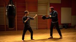 „Die Kunst zu kämpfen“ vermittelt Nils Sanchez (Enrique Fiß) seinem Schüler Anton Marchlewski (Niklas Post) beim Taekwondo.