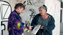 Die Obdachlose Onna (Marion Breckwoldt) ist sich sicher, dass Molle Kretschmer (Christian Kerepeski) an dem Überfall auf das Pop-Duo "Zwei von Zwei" beteiligt war.