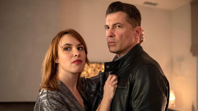 Die Zweisamkeit von Martha König (Victoria Schulz) und Robert Sehlmann (Wolfram Grandezka) wird durch unliebsamen Besuch gestört.
