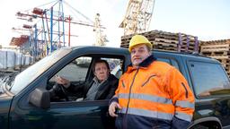 Dirk Matthies (Jan Fedder) sucht im Hafen nach einer Spur von Freddy Poh. Hafen-Heiner (Christoph Hagen-Dittmann) tut so, als ob er nichts über den Verbleib von Freddy wüßte.