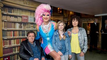 Bild: ARD/Thorsten Jander Dreharbeiten im Panoptikum auf der Reeperbahn: v.l.n.r. Jan Fedder als Dirk Matthies, Olivia Jones als Olivia Jones, Carlotta von Falkenhayn als Louise und Maria Ketikidou als Harry Möller.