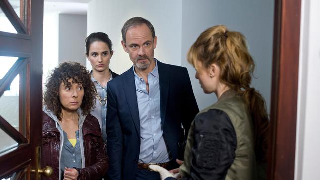 Bild: ARD/Thorsten Jander Einbruch in der Agentur: Harry Möller (Maria Ketikidou) und Nina Sieveking (Wanda Perdelwitz) informieren die Besitzer der Agentur Alina Römer (Tabita Johannes) und Wulf Schürmann (Matthias Leja), dass der Einbrecher einen Schlüssel hatte.