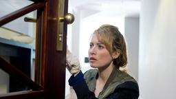 Einbruch in der Agentur: Nina Sieveking (Wanda Perdelwitz) untersucht das Schloß der Eingangstür.
