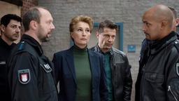 Eine gütliche Einigung scheint zwischen Kurt Rotteck (Tim Porath) und Lukas Petersen (Patrick Abozen) nicht möglich. Frau Küppers (Saskia Fischer) und Robert Sehlmann (Wolfram Grandezka) verfolgen die Auseinandersetzung. (Komparse)