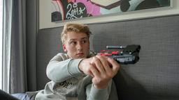 Elmo Kowalek (Leif Lunburg) liebt Egoshooter-Spiele,und richtet die Waffe zur Begrüßung auch auf die Polizisten.