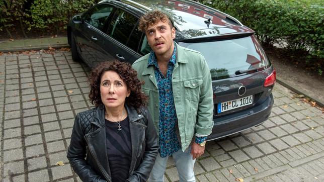 Bild: ARD/Thorsten Jander Entsetzt beobachten Harry Möller (Maria Ketikidou) und Nils Sanchez (Enrique Fiß) eine Auseinandersetzung auf einem Balkon im 11. Stock.