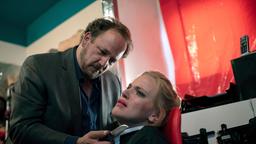 Falk Drach (Andreas Anke) mutmaßt, dass Jenny Ulreich (Julia Brand) ihn an die Polizei verraten hat.