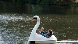 Feierabend im Schwanen-Tretboot: Piet Wellbrook (Peter Fieseler) tritt in die Pedale, Harry (Maria Ketikidou) entspannt sich.