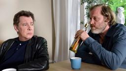 Großstadtrevier: Dirk Matthies (Jan Fedder) versucht, Jochen Hellwig (Benjamin Höppner), den Vater des Jungen zum Reden zu bringen. Doch der trinkt Schnaps und schweigt.