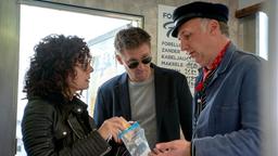 Forellen-Flo (Joachim Kaiser) hat einen Einbruch in seinen Wagen auf dem Fischmarkt gemeldet. Doch dann finden Harry (Maria Ketikidou) und Piet Wellbrook (Peter Fieseler) Geldscheine, die sie als Beweismittel eintüten.
