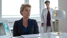 Frau Küppers (Saskia Fischer) erhält von Dr. Vera Wagner (Maureen Havlena) eine schockierende Diagnose.