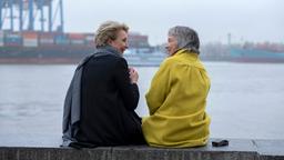 Frau Küppers (Saskia Fischer) muss sich mit einer Krebsdiagnose auseinandersetzen. Monika Böckhold (Eva Kryll) gelingt es, sie trotz ihrer Verzweiflung zum Lachen zu bringen.