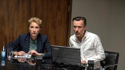 Frau Küppers (Saskia Fischer) und ihr LKA-Kollege Hehnitz (Ingo Abel) müssen am Laptop hilflos zusehen, wie der Undercover-Einsatz aus dem Ruder läuft.