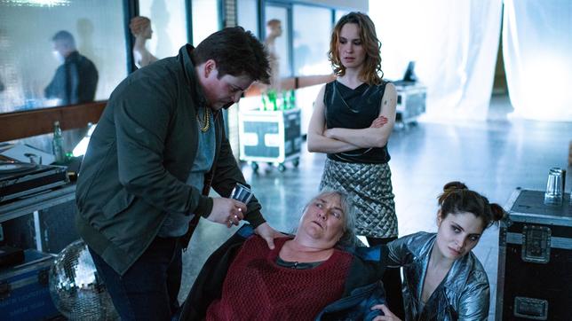 Bild: ARD/Thorsten Jander Ginger „Bitch“ (Claudiu Mark Draghici) und Ceylin „Champ“ Ipek (Roni Zorina) nötigen Onna (Marion Breckwoldt), eine Überdosis Chrystal Meth mit Alkohol zu schlucken. Martha König (Victoria Schulz, h.) passt auf, dass das gelingt.