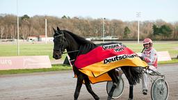 Großer Preis von Deutschland: Völlig überraschend gewinnt der krasse Außenseiter Glamour Boy mit dem Jockey Toffi Lapander (Christoph Pellander) das Trabrennen.