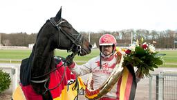 Großer Preis von Deutschland: Völlig überraschend gewinnt der krasse Außenseiter Glamour Boy mit dem Jockey Toffi Lapander (Christoph Pellander) das Trabrennen.