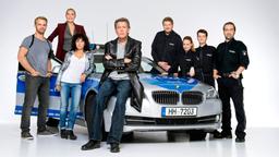 Dirk Matthies und die Crew der 27. Staffel Großstadtrevier: (v.l.n.r.) Mads Thomsen (Mads Hjulmand), Frau Küppers (Saskia Fischer), Harry Möller (Maria Ketikidou), Dirk Matthies (Jan Fedder), Hannes Krabbe (Marc Zwinz), Nina Sieveking (Wanda Perdelwitz), Daniel Schirmer (Sven Fricke) und Paul Dänning (Jens Münchow)