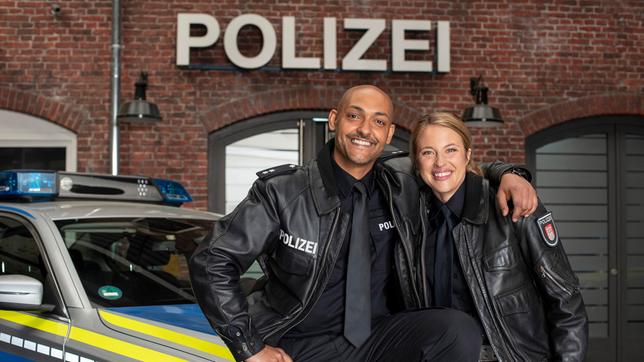 ARD, GROSSSTADTREVIER, XXXIV. Staffel, Drehstart zu 12 neuen Folgen der 36. Staffel - Bente Hinrichs aus Dithmarschen, gespielt von Sinha Melina Gierke (r.), wird das Team vom Hamburger Kiez ab Folge 483 vervollständigen – in erster Linie als neue Partnerin von Lukas Petersen, gespielt von Patrick Abozen (l.)