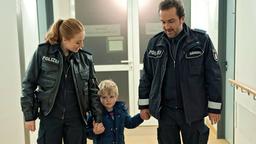 Großstadtrevier: Paul Dänning (Jens Münchow) und Nina Sieveking (Wanda Perdelwitz) haben in der Wohnung Marquard den dreijährigen Flo gefunden. 