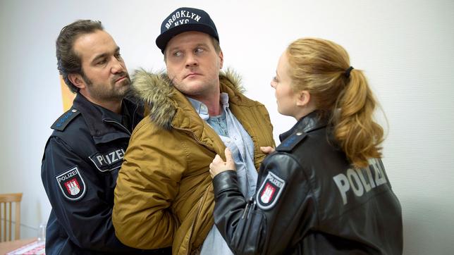Bild: ARD/Thorsten Jander Großstadtrevier: Paul Dänning (Jens Münchow) und Nina Sieveking (Wanda Perdelwitz) überwältigen Jesper Volkmann (Peter Moltzen).