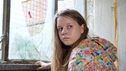 Hanna Weber (Lilly Barshy) braucht dringend ärztliche Behandlung, doch sie ist in einem verlassenen Fabrikgebäude eingesperrt.