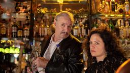 Hans Schöne (Leander Haußmann) und seine Barfrau Jenny (Viola Heeß) beobachten argwöhnisch eine junge Frau, die in ihrer Kneipe zu Gast ist.