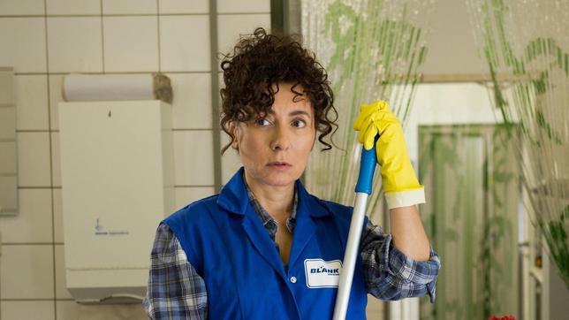 Harry (Maria Ketikidou) heuert undercover als Putzkraft in der großen Reinigungsfirma von Jörg Blank an.