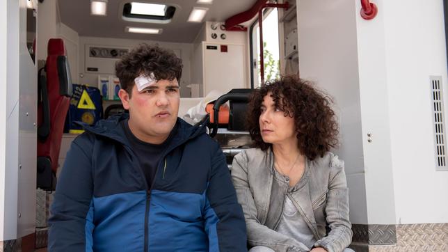 Bild: ARD/Thorsten Jander Harry (Maria Ketikidou) ist Dimitris (Danilo Kamperidis) unendlich dankbar - er hat ihrem Sohn das Leben gerettet. Doch dann erkennt sie ihn auf einem Video als Taschendieb.