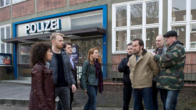Bild: ARD/Thorsten Jander Großstadtrevier: Harry (Maria Ketikidou), Mads (Mads Hjulmand), Daniel (Sven Fricke) und Nina (Wanda Perdelwitz sind schockiert.